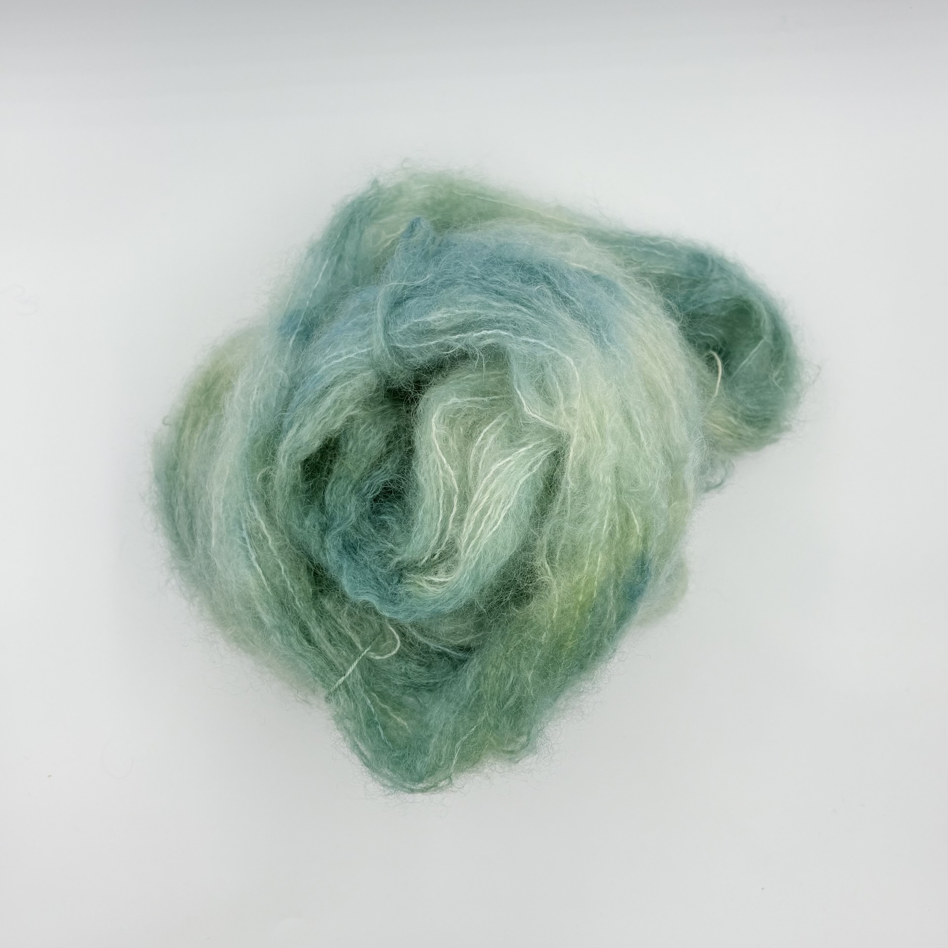 Lammeøre. tyk mohair, håndfarvet garn sælges